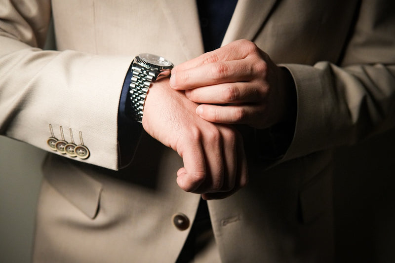 Detailed side view of the Valenne 9 o'clock screw-down crown and slim stainless steel case profile.